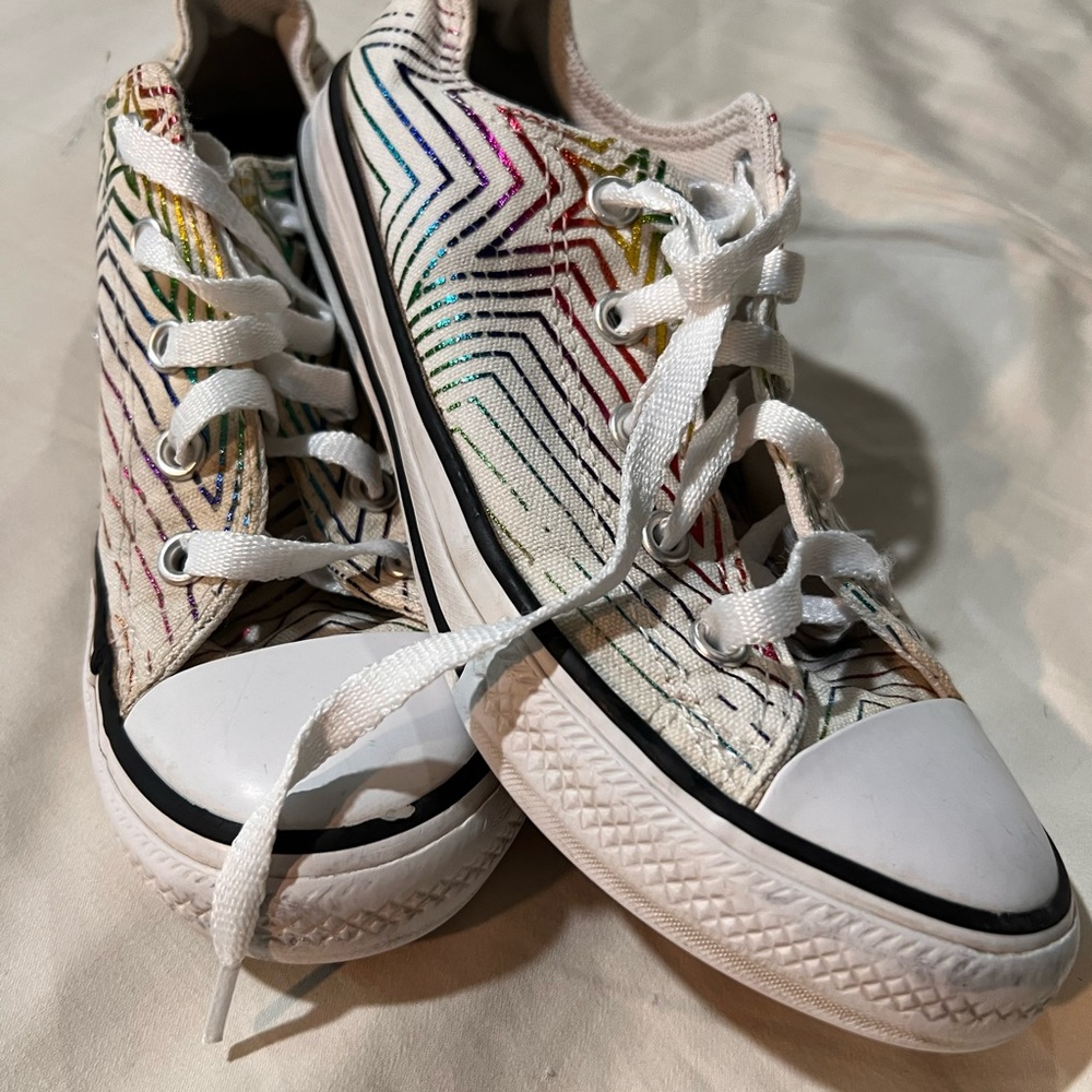 Rainbow star print converse low top